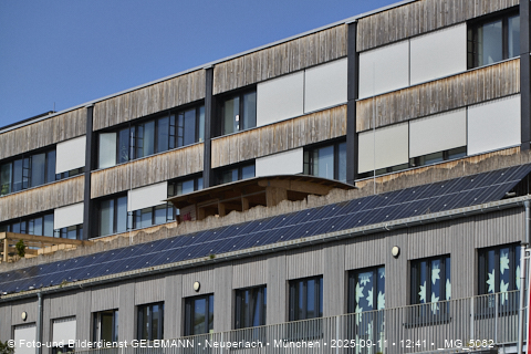 Achitektur_im_Plettzentrum_die Holzverkleidung_an_der_Fassade__MG_5062.jpg
